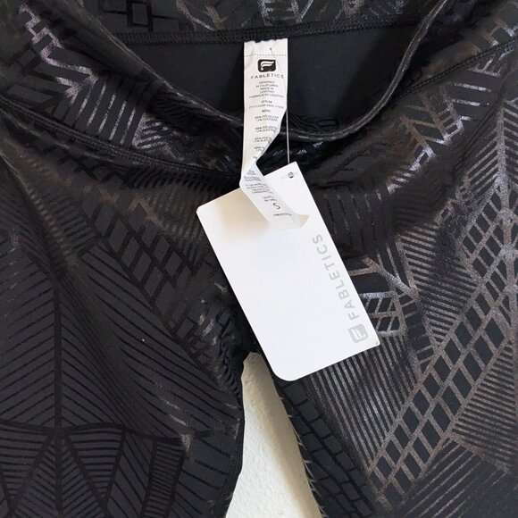 Fabletics Salar Capri Leggings | S | Shiny Black Geometric | NWT - Picture 3 of 5